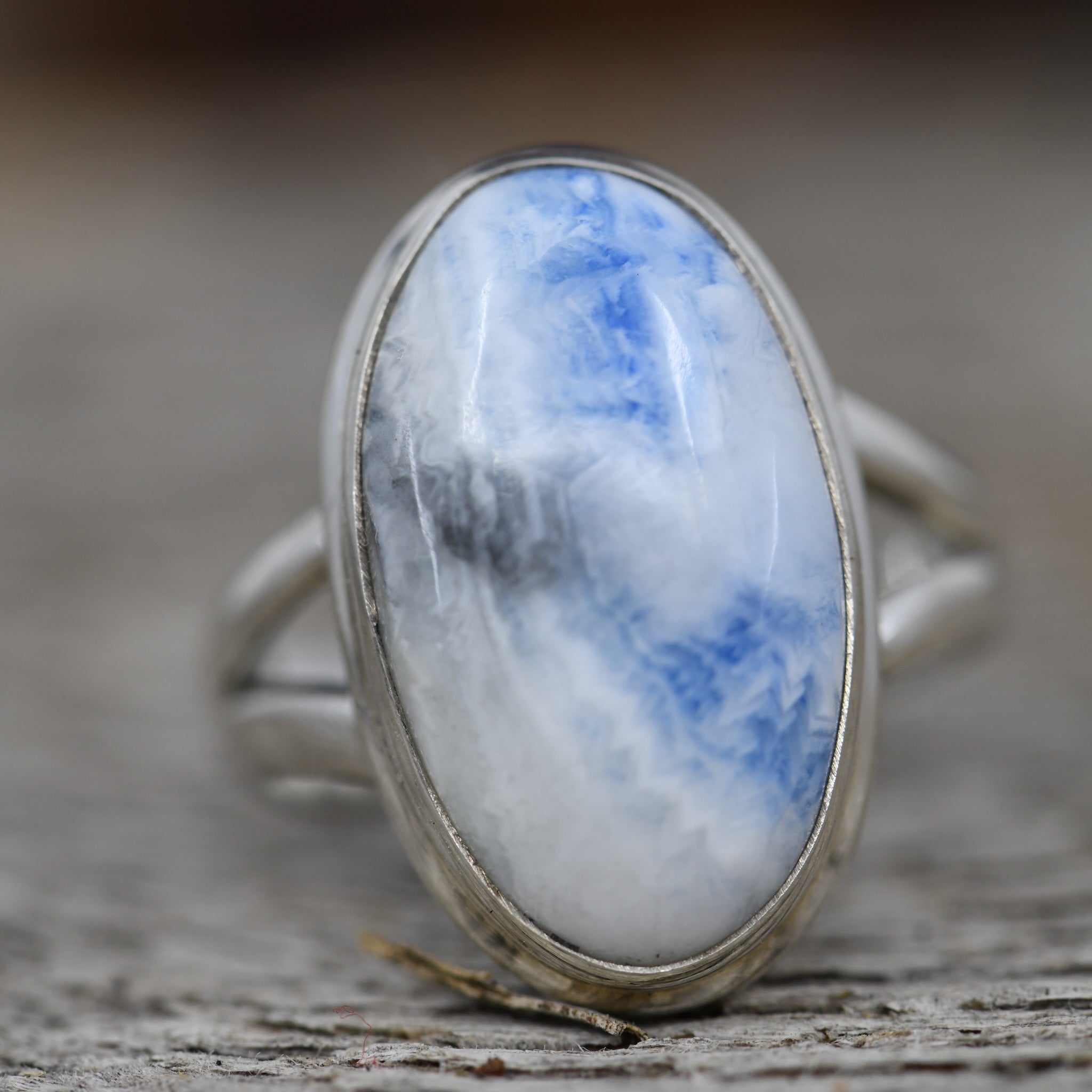 geodesique シルバー925 青と白のストーンリング Ethereal Blue Scheelite Oval Ring in Sterling Silver | Size 8